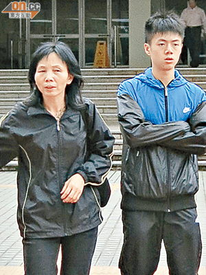 李愛玲（左）與兒子邱建豪（右）均被判社服令。（資料圖片）