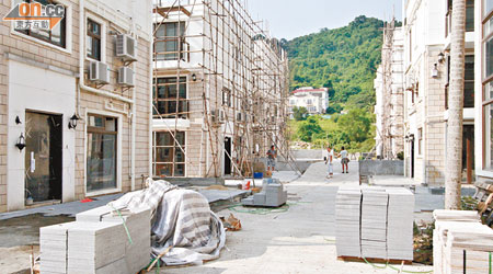 村屋之間道路原為河道，但已被人填平。（蔡綺琳攝）