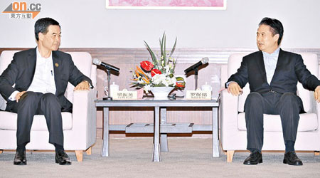 梁振英（左）昨於海南三亞與泛珠三角多省領導會面，無再回應僭建事件。