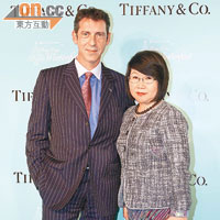 中華總商會前會長蔡冠深太太蔡關穎琴（右）同Tiffany&Co.亞太區暨日本集團總裁StephaneLafay（左）一齊見證巨型聖誕樹亮燈。