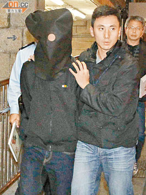 警員將涉嫌販毒男子拘捕。（劉子文攝）