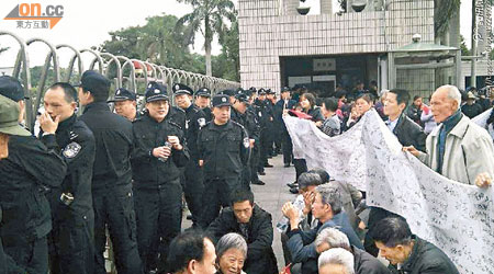 大批警員在汕頭市政府門口戒備。（互聯網圖片）