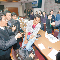 教育部長蔣偉寧（左）在立法院與學生交換意見。（中央社圖片） 