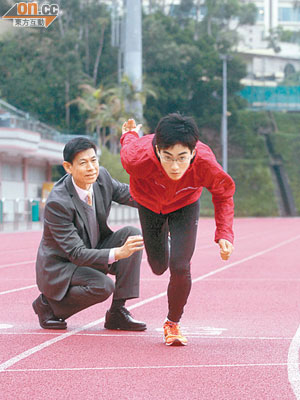 鍾伯光教授（左）指導陳慧信（右）起跑姿態。（蔡綺琳攝）