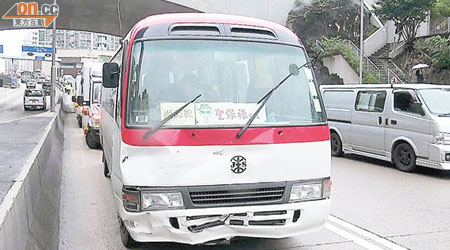 保母車車頭撞凹。 （吳欽旺攝）