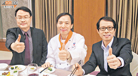 程班長（中）親自落廚請客，台北貿易中心主任孫至誠（右）及台灣工商協會榮譽會長羅安琪（左）猛讚好。（余素月攝）