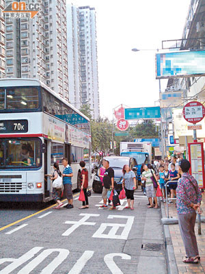 違泊車輛阻礙巴士埋站，乘客被迫走出馬路登車。