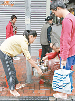 閂喉後居民需到街喉取食水。（許錦雄攝）