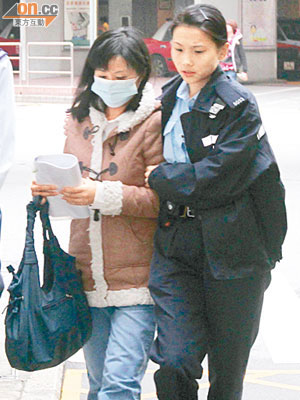 企圖跳樓內地女子由警察陪同送院檢驗。（陳展鴻攝）