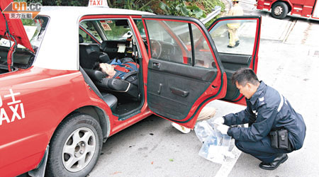 的士司機將車駛至小路燒炭尋死。（曾紹良攝）