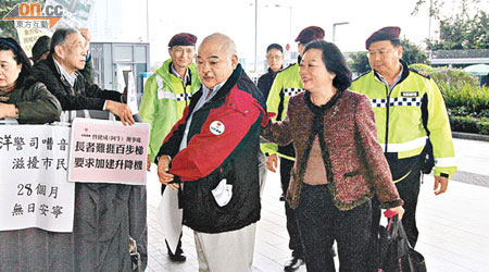 「阿牛」曾健成掛住對傳媒鏡頭伸冤告狀，連胡紅玉（右二）行過都唔知。