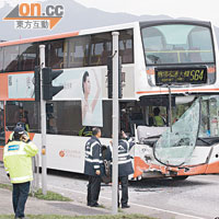 涉及車禍的龍運巴士車頭嚴重損毀，擋風玻璃爆裂。