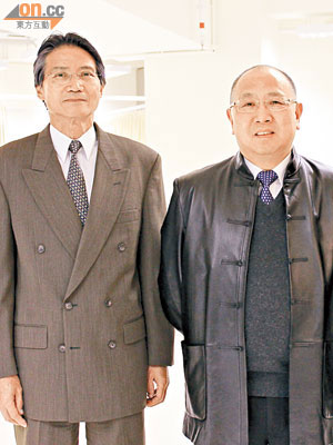 東華學院校長汪國成（右）決定留任，旁為鄭桂鴻。