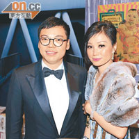 香港設計大使主席羅揚傑（左）與晚宴籌委會成員鄭詩韻（右），齊找來多件國際頂尖設計師的家具作慈善拍賣，激發熱烈競投。