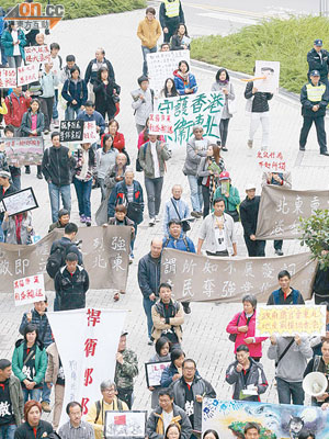 近百名受影響的新界東北居民要求政府撤回發展計劃。（黃仲民攝）