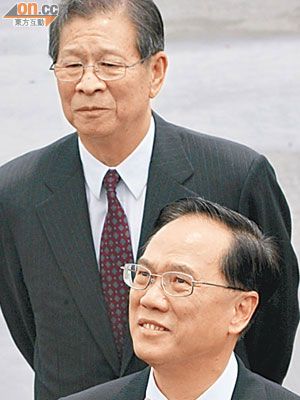 廖暉（後）在○五年推舉「貪曾」曾蔭權接任香港特首。（資料圖片）