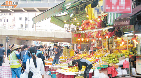 荃灣大河道有店舖被指經常將貨物擺出通道，造成嚴重阻塞。