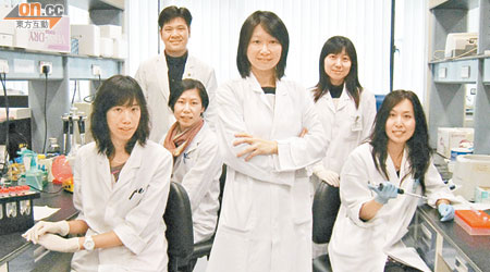 趙慧君（中）與其研究團隊，致力研發驗血檢測不同疾病的技術。