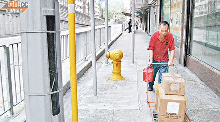 屯門杯渡路有街燈電線外露，市民擔心有漏電危險。