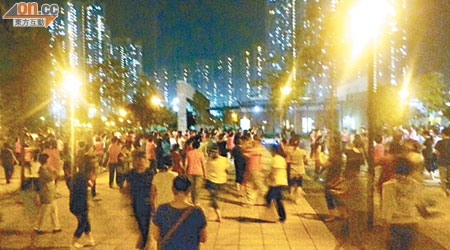 跳舞群眾人數眾多，遍及整個廣場。