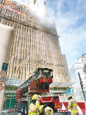 現場大廈外牆搭建有棚架，令消防灌救困難。（曾志恒攝）