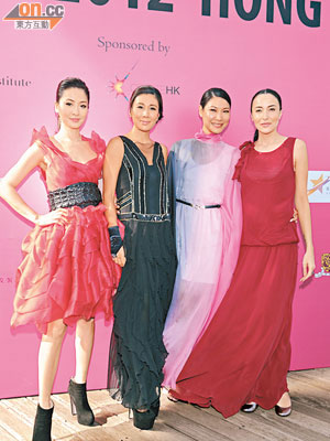打破紀錄<BR>名模周汶錡（左起）、黃佩霞、邱愛華及Lisa S，齊代表香港喺超長天橋上展風采。