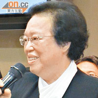 身兼基本法委員會委員的譚惠珠，以最近的人大釋法爭議做賣點。