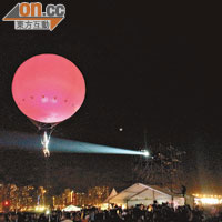來自倫敦The Dream Engine在西九夜空表演大氣球舞蹈。