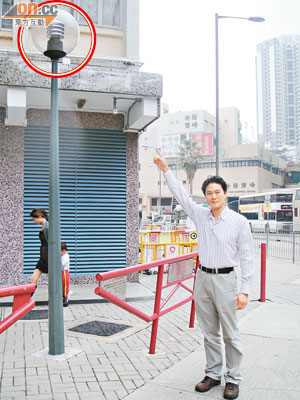 梁子穎指原安裝高空擲物閉路電視監察系統的位置，現已被更改為燈柱（紅圈示）。