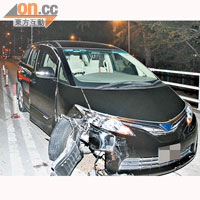 涉意外七人車的車頭嚴重損毀。（梁志雄攝）