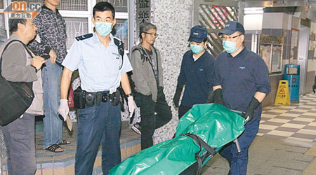 葵涌單親慈母燒炭自殺身亡，屍體由仵工舁走。（劉子文攝）