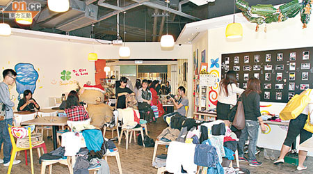 「JupYeah執嘢」和Go Inside咖啡店舉辦聖誕換物會。