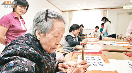 寫書法、繪畫都是健腦活動。（資料圖片）