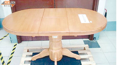 海關提醒市民留意四款不安全餐桌，圖示其中兩款餐桌。