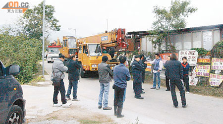 工程車被制止入村，警員到場了解。（梁卓明攝）