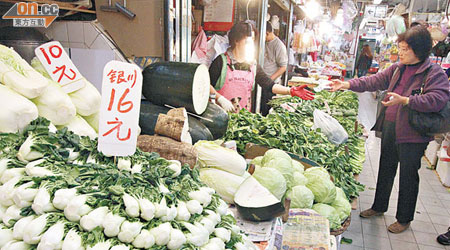 市民於一年一度的冬至均會慷慨解囊買菜，為家人烹調一頓豐富晚宴。（何天成攝）