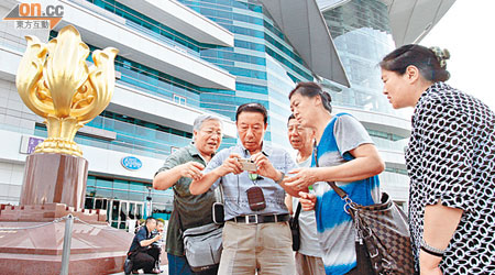 熱情有禮的待客之道對本港旅遊業至為重要，旅議會若接獲旅客投訴導遊定會徹查。