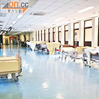 屯門醫院通往病房的走廊有大批臨時病床停放備用。（容惠玲攝）