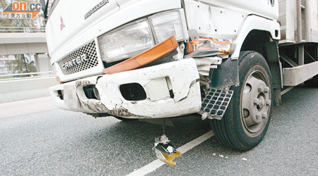 運送奶粉貨車被擊中左車頭。