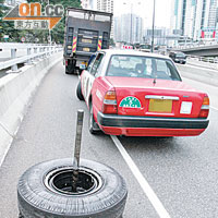 甩脫的「孖轆」連車軸跌在路旁。