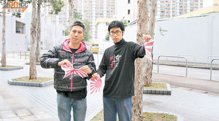傑哥（左）及阿昌（右）趁南京大屠殺七十五周年勇闖日本靖國神社，促請正視歷史真相。