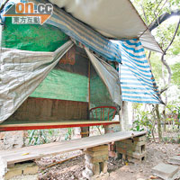 叢林內建有近二十間由帆布搭建而成的小屋。