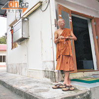 泰國廟堂內有僧人修煉。