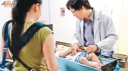 長期攝取塑化劑會影響生殖器發育。圖為台灣有母親帶年幼兒子到醫院檢查。