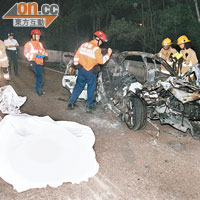 兩具屍體被白布包裹放在私家車旁。
