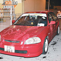 前晚凌晨被淋起漆水的私家車，車身油漆剝落。（資料圖片）