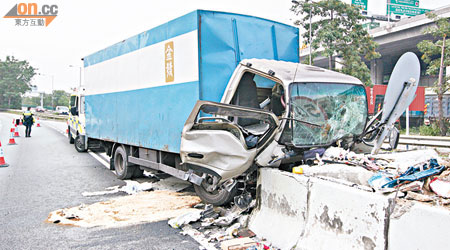 貨車狂撼石壆，車頭嚴重損毀，部分石壆碎裂。（梁國雄攝）