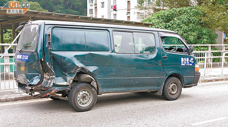 客貨車車尾損毀。