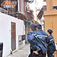 警員在電氣道採取行動時，封鎖大廈後巷。（林耀康攝）