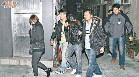 警員拘捕無牌酒吧的男女負責人返署調查。（周宏杰攝）